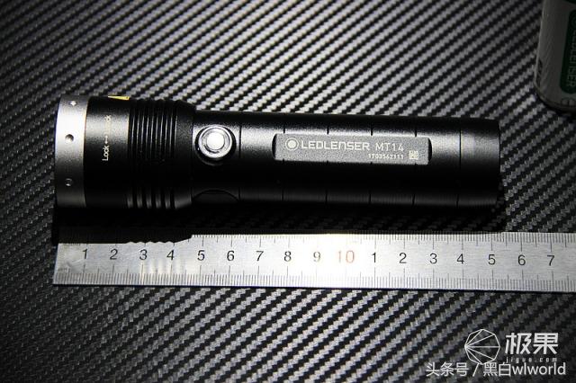 巴掌大的强光手电小钢炮,强光家用手电筒远射超亮