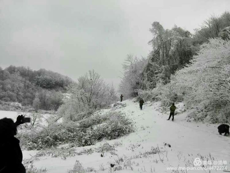 天池长白山雪岭,雨天天池山