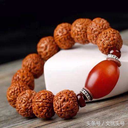 金刚有反碱是边盘边刷还是先刷掉,用水泡过的金刚手串反碱怎样处理