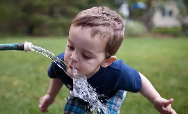 喝了生水闹肚子是怎么回事,生水和热水喝为什么会拉肚子