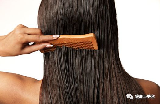 如果你的头发干枯毛躁没有光泽,顺滑有光泽的头发