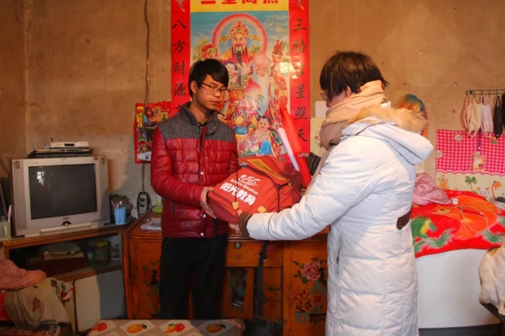 阳光教育集团参加“送文化，送医疗，送科技，送教育”慰问活动