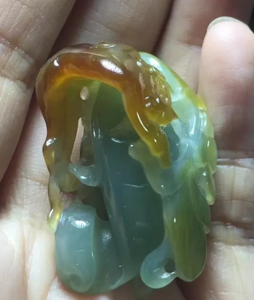 翡翠水滴吊坠的寓意是什么,男士戴如意翡翠吊坠的寓意