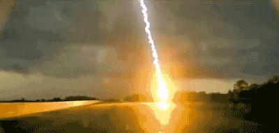 被闪电击中的人会怎么样,被闪电击中得到永生