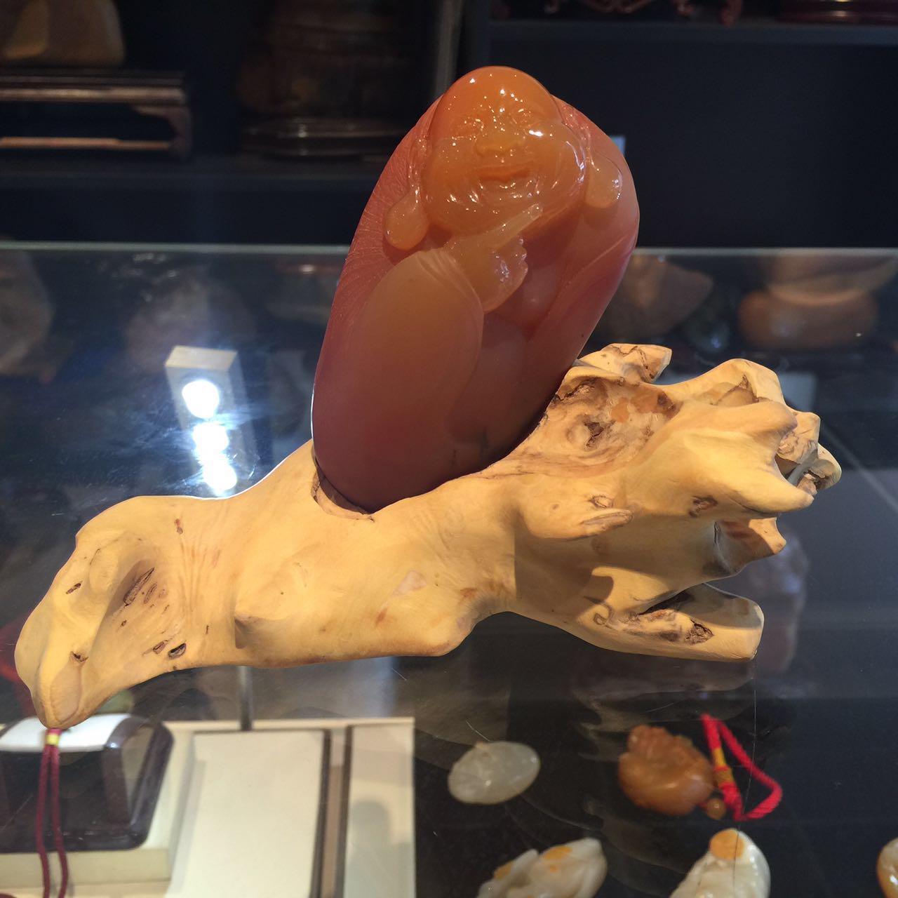 听我一句劝，把你浪费的钱买玉吧！不需十年，三年以后你回头来看