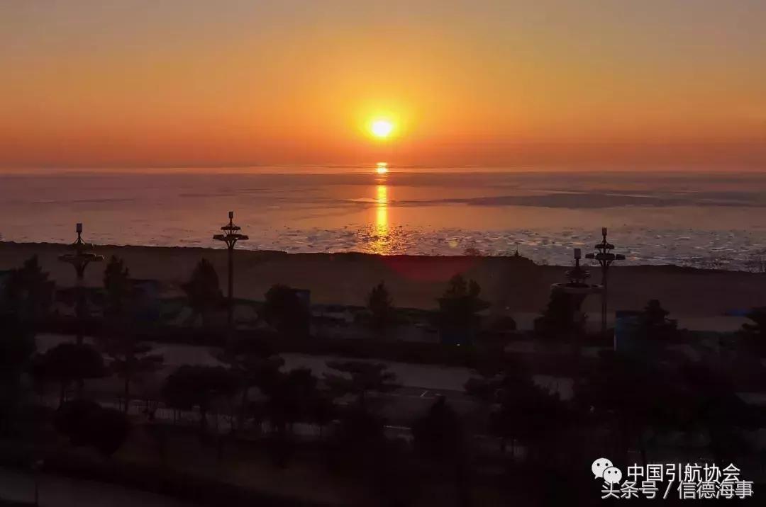 大海被冻住了是真的吗,引航员引航一次要多久