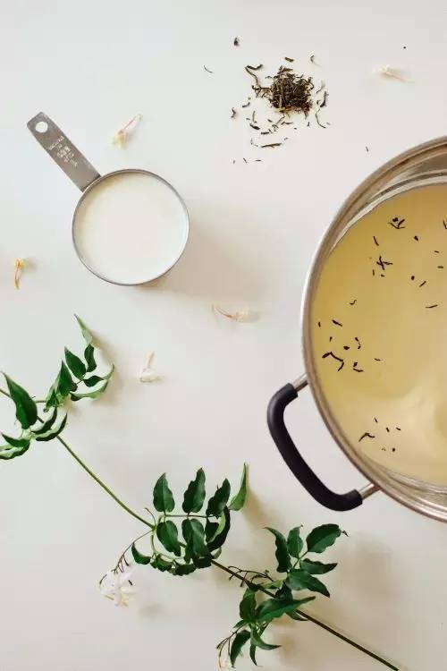 吃巧克力马卡龙冰淇淋三明治,哈根达斯牛奶太妃三明治冰淇淋