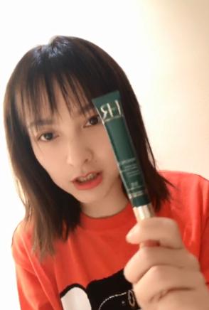 最近吴昕晒出一款的化妆水,吴昕参加活动用的什么护肤品