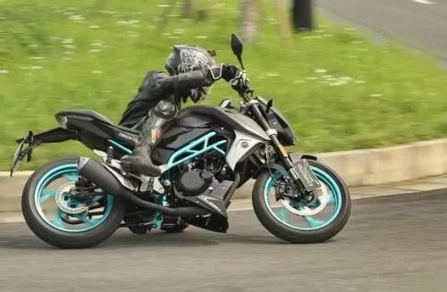 唯一能被骑上长安街的摩托车！外形犹如机械战警，还带运动模式！