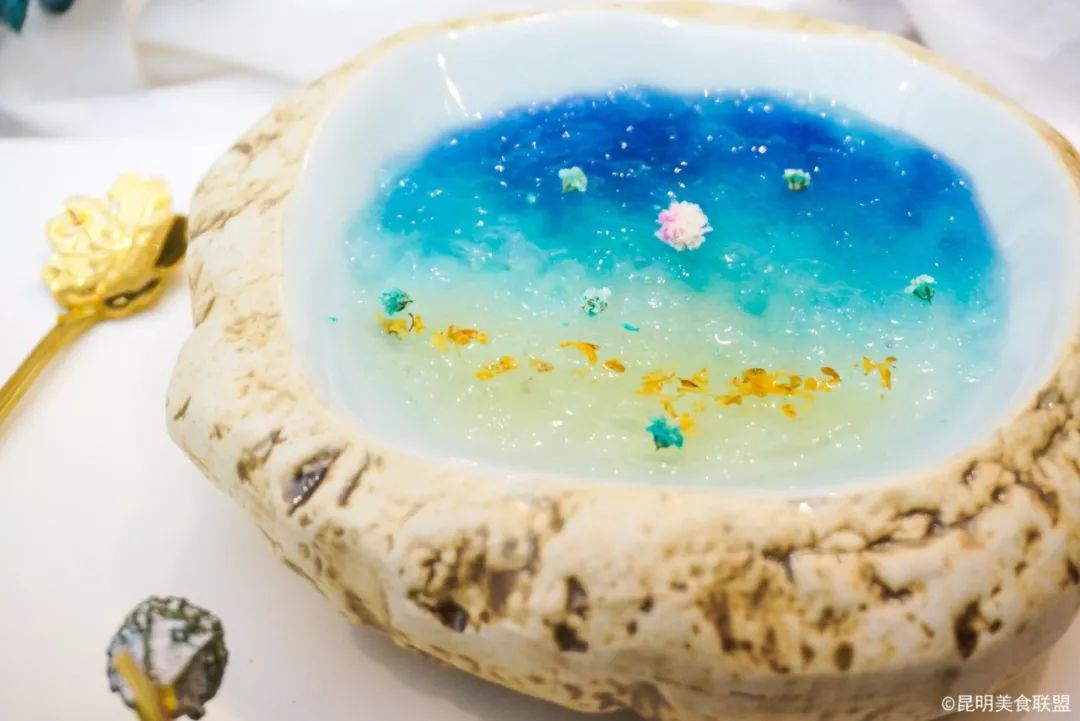 在我家昆明楼下吃碗星空燕窝，10分钟被搭讪了30次！