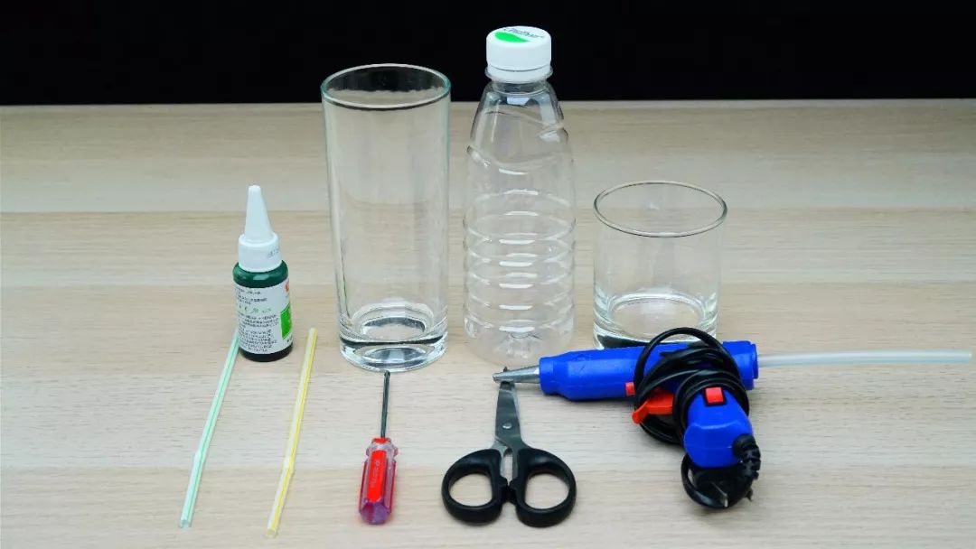 怎样使杯子里的水顺着吸管倒流,怎么让水从一个杯子跑到另一杯去