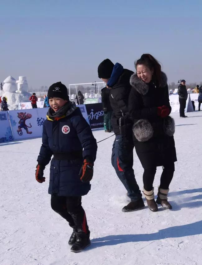 「倾情冰雪季」雪地足球赛，近百家庭共享亲子时刻｜“亲子雪地趣味运动会”借足球传递温暖亲情