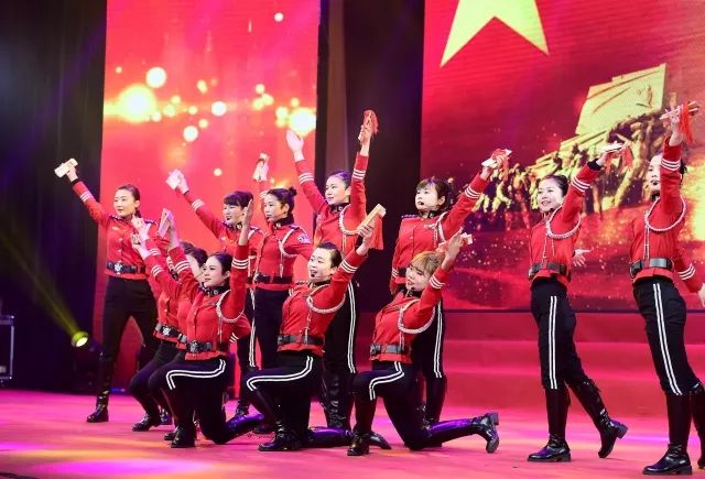 警察震撼人心的表演节目,慰问演出感动