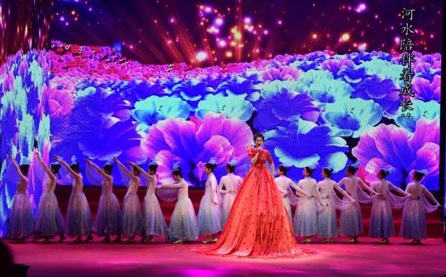 警察震撼人心的表演节目,慰问演出感动