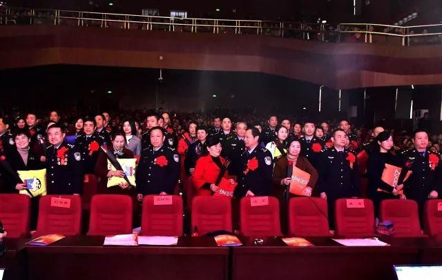 警察震撼人心的表演节目,慰问演出感动