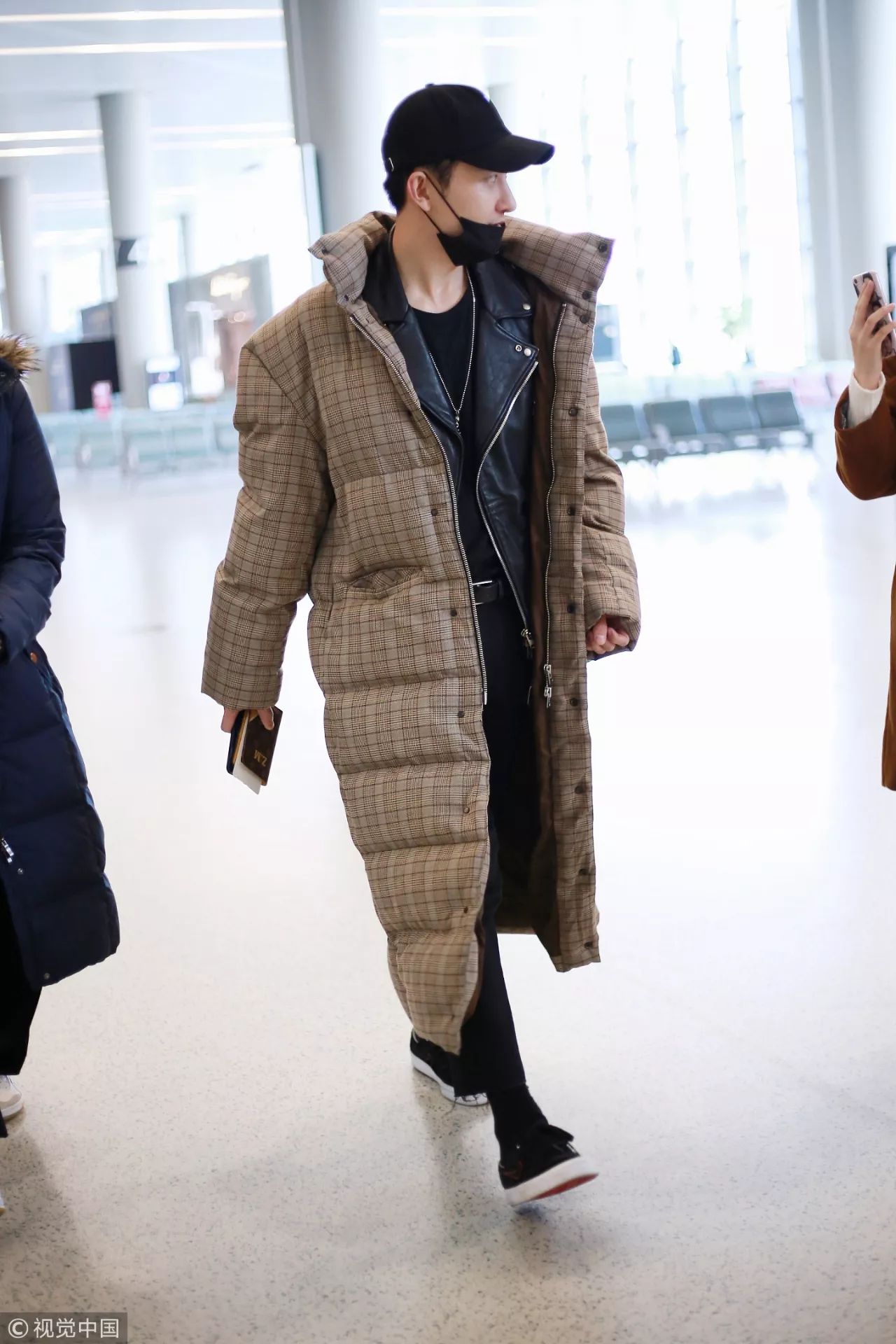 周冬雨古力娜扎同款穿搭,羽绒服凹造型