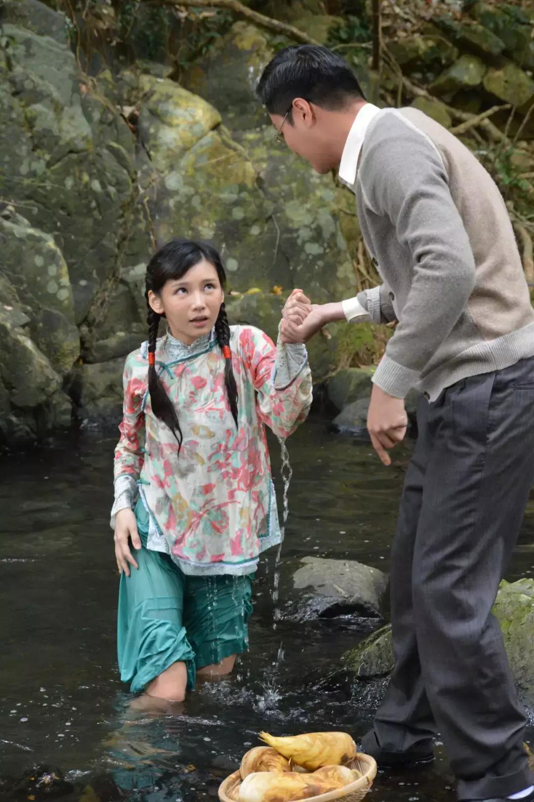 她在《平安谷》竟险被兽父*躏蹂**？曾因甜美笑容成为“仙气女神”