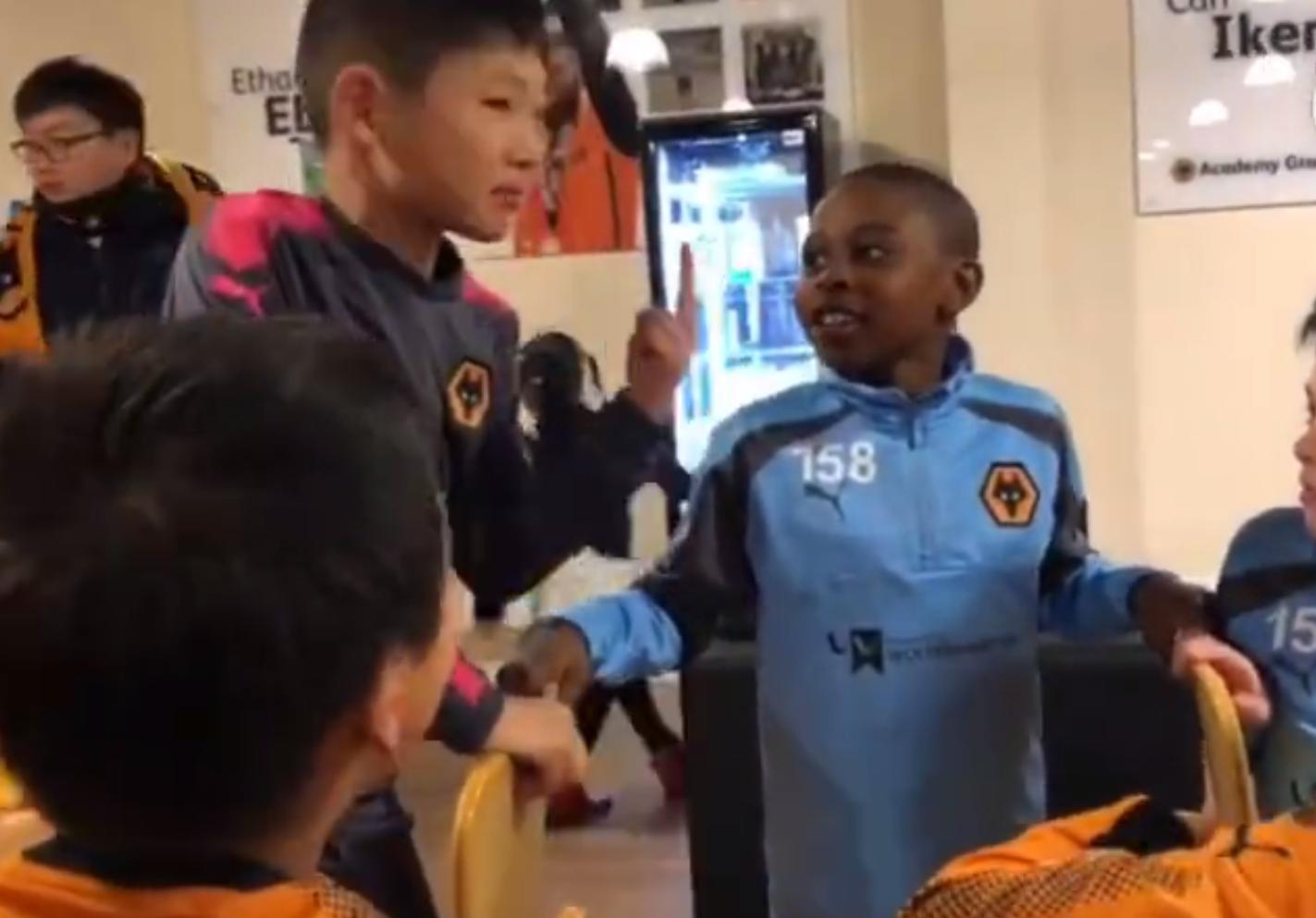 氛围中国足球该有的氛围中国足球小将取经英国狼队U9