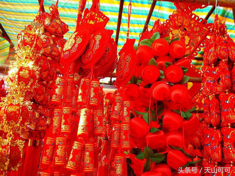 贴对联挂起红红火火的灯笼,红红火火过大年大红灯笼高高挂