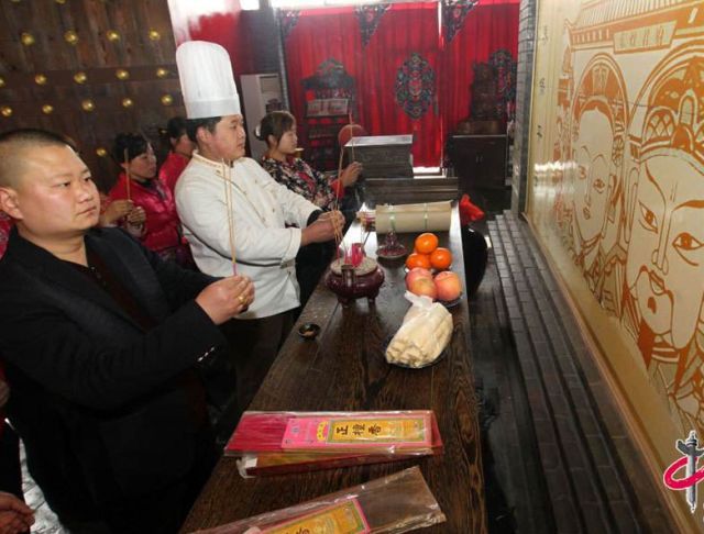 二十三，糖瓜粘，灶王老爷多美言！快过年啦！