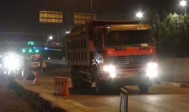 看了卡车司机都是如何省钱的！才知道养大车跑运输是多么的苦！