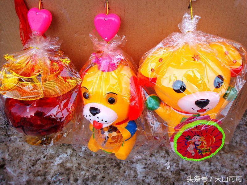 贴对联挂起红红火火的灯笼,红红火火过大年大红灯笼高高挂