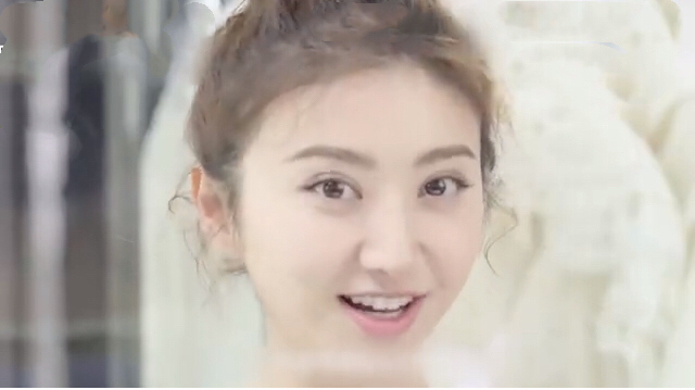 景甜春晚的红裙,景甜春晚穿牛仔外套