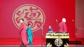 2018德云社封箱孟鹤堂踢大褂 (2020德云社封箱粉色大褂是谁)