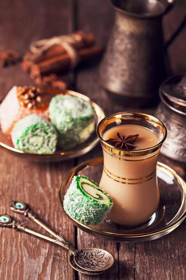 男明星喝奶茶合集,男子一夜喝十杯奶茶