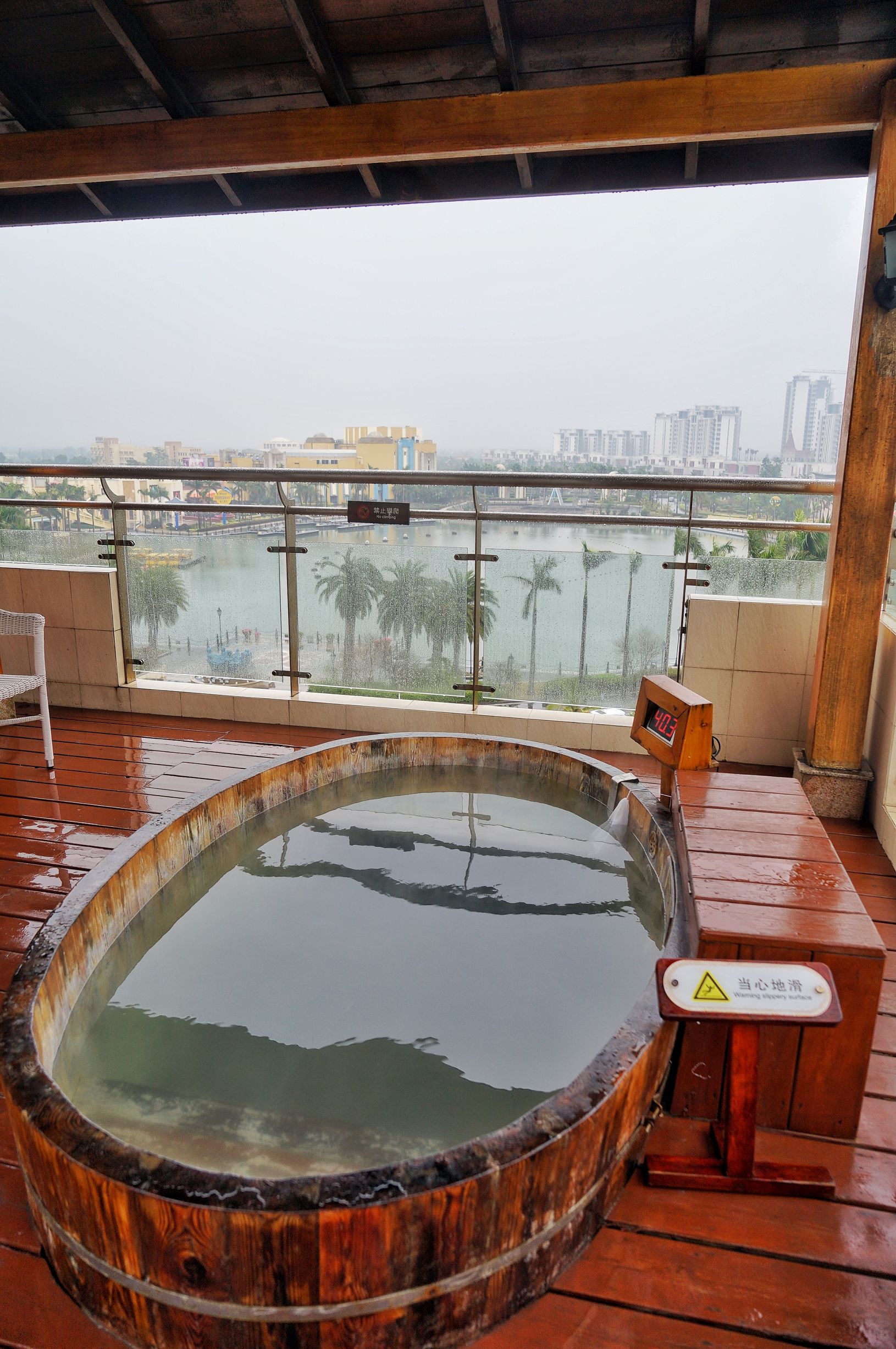 死海景区泡温泉,死海漂浮汤泉