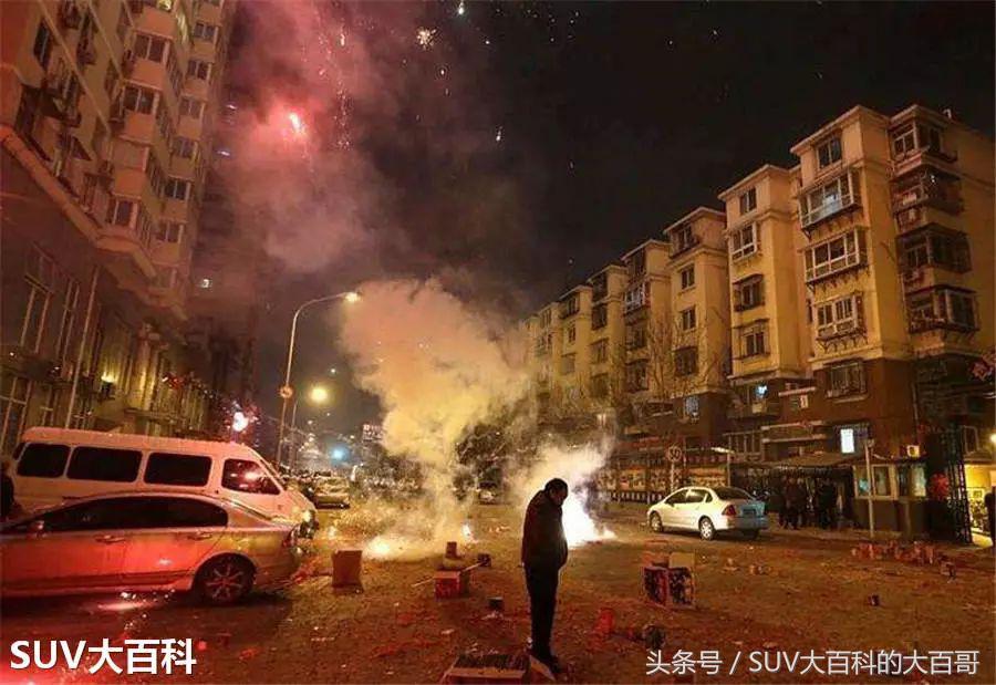 爆竹声声辞旧烟花满天迎新春,爆竹声声辞旧岁礼花漫天迎新春