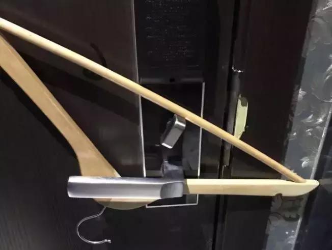 住酒店怎么锁门最安全没有防盗链,住酒店安全锁门神器