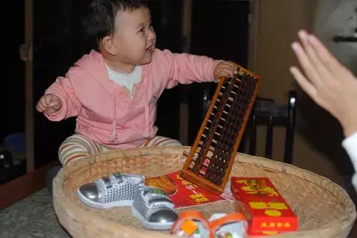 抓周是南方习俗还是北方习俗,小孩抓周仪式具体流程和习俗禁忌