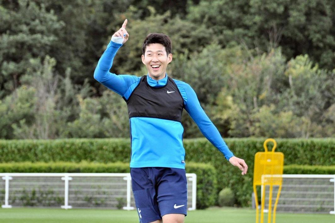 孙兴慜向球迷招手,孙兴慜庆祝手势有手放在嘴边的吗