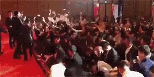 高管抱摔女演员后续,山东公司回应高管年会抱摔演员