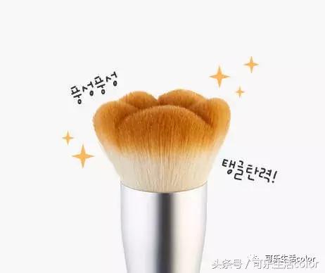 用上呢个狗狗肉球腮红刷,祝你狗年大吉吧!