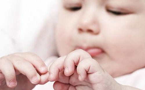 手指甲附近有倒刺是缺啥,孩子手指甲有竖纹是缺啥维生素