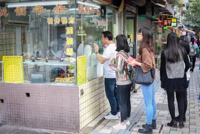一碗牛杂能在夜市立足几十年,牛杂记忆深处的味道