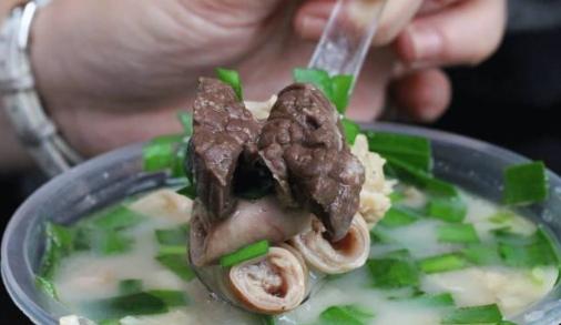 一碗牛杂能在夜市立足几十年,牛杂记忆深处的味道