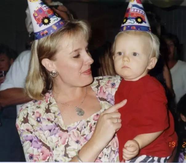 妈妈年轻的时候就是那么的勇敢,你还知道妈妈年轻时的样子吗