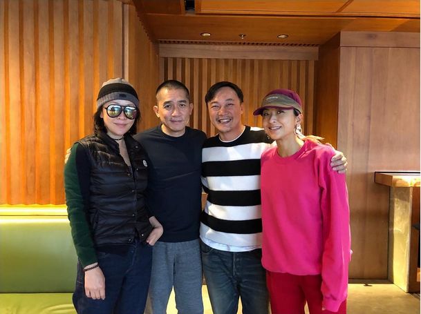 王菲谢霆锋甜蜜相处,王菲谢霆锋十指紧扣大秀恩爱