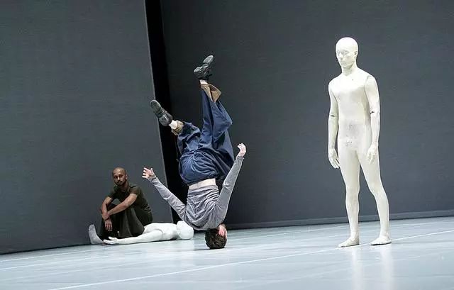 YT现场｜与三吨黏土共舞？艺术家如何让剧院变身作品的舞台