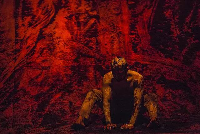 YT现场｜与三吨黏土共舞？艺术家如何让剧院变身作品的舞台