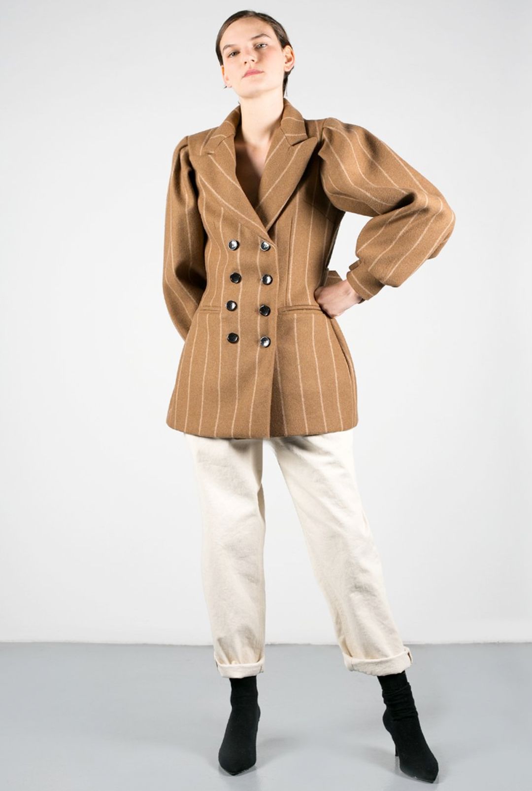 金南珠露背装,金南珠穿西装