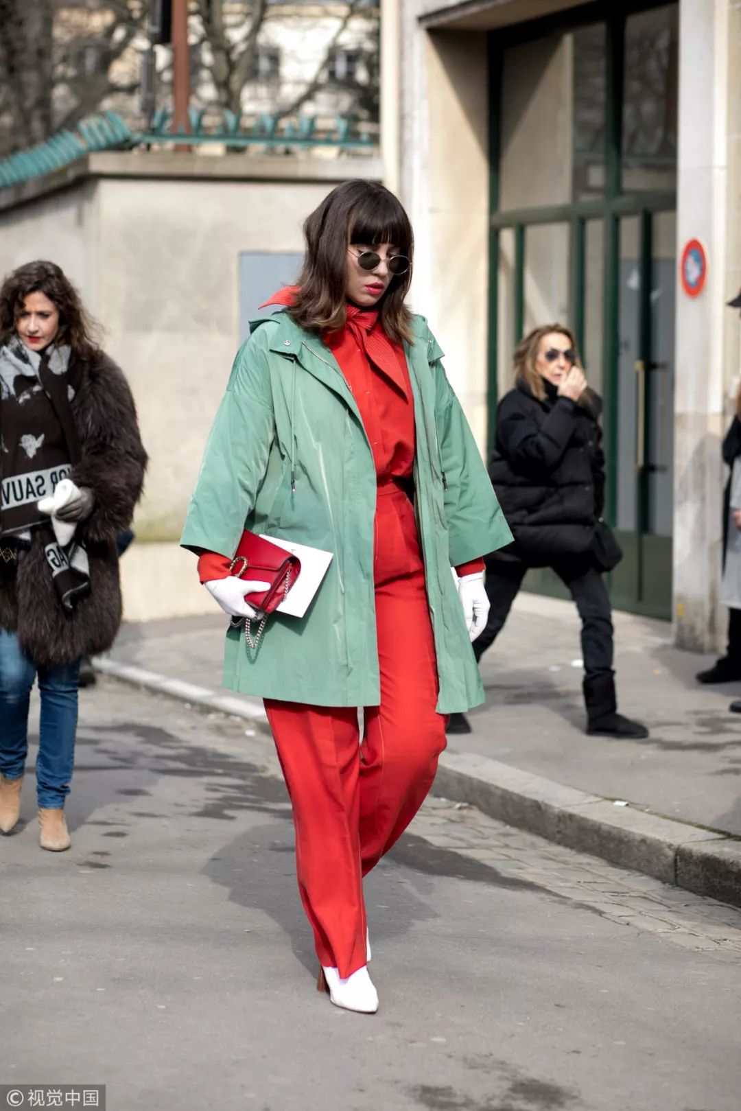 把自己变成“200斤壮汉”的超大风衣,真的好看吗?