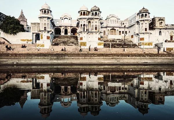 古老国度染上缤纷色彩，这样的洒红节让上帝也为之疯狂！