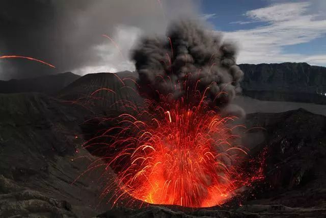 终极火山体验：在爪哇之巅，遇见蓝色地狱之火