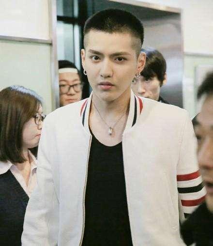 李易峰黑衬衫黑领带,李易峰白衬衫西装搭配