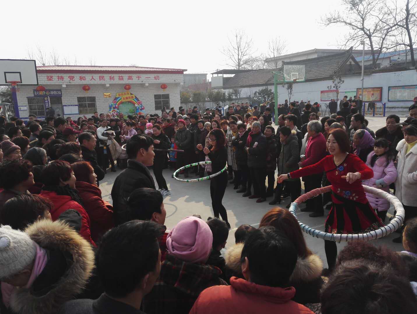 大年初一，跳绳、婆媳绑腿、老公背老婆…许昌这个地方嗨翻了天