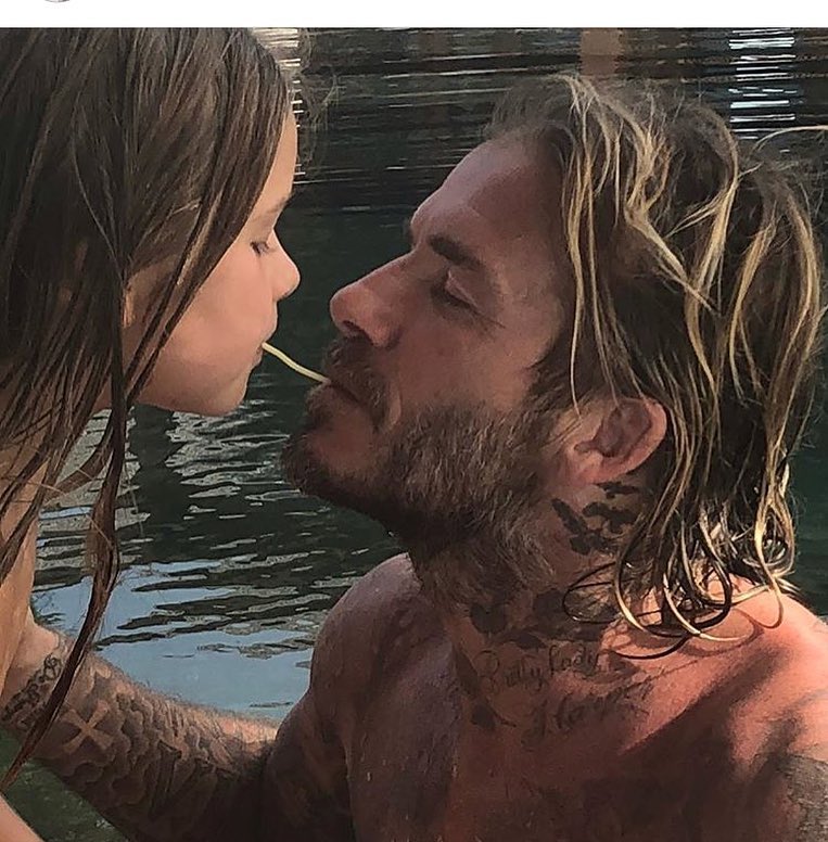 小七瑜伽锻炼,贝嫂维多利亚牵小七